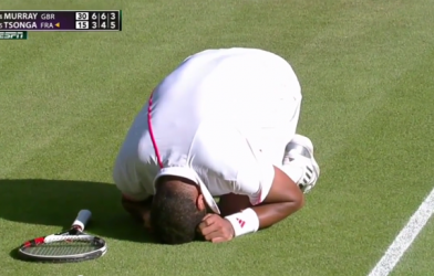 Video tennis: Đau quằn quại vì bị đánh bóng trúng chỗ hiểm